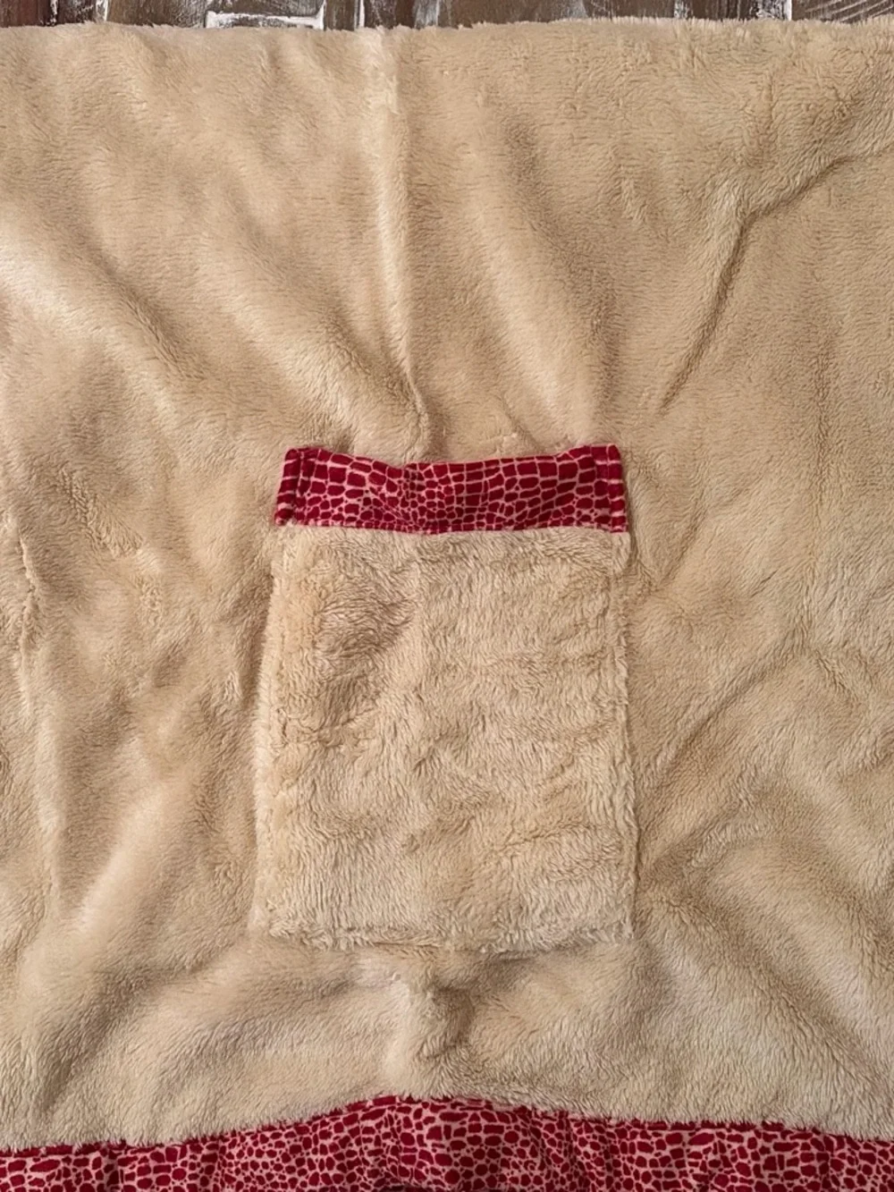 SHERPA NOBILITY READERS WRAP - Red Croc Print along edges